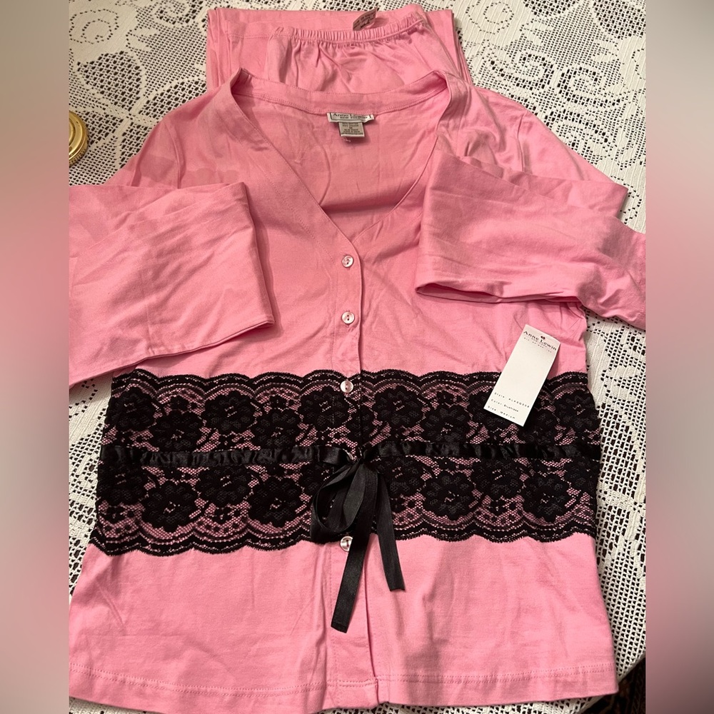 NWT Anne Lewin New York size medium long sleeve pink pajamas black lace